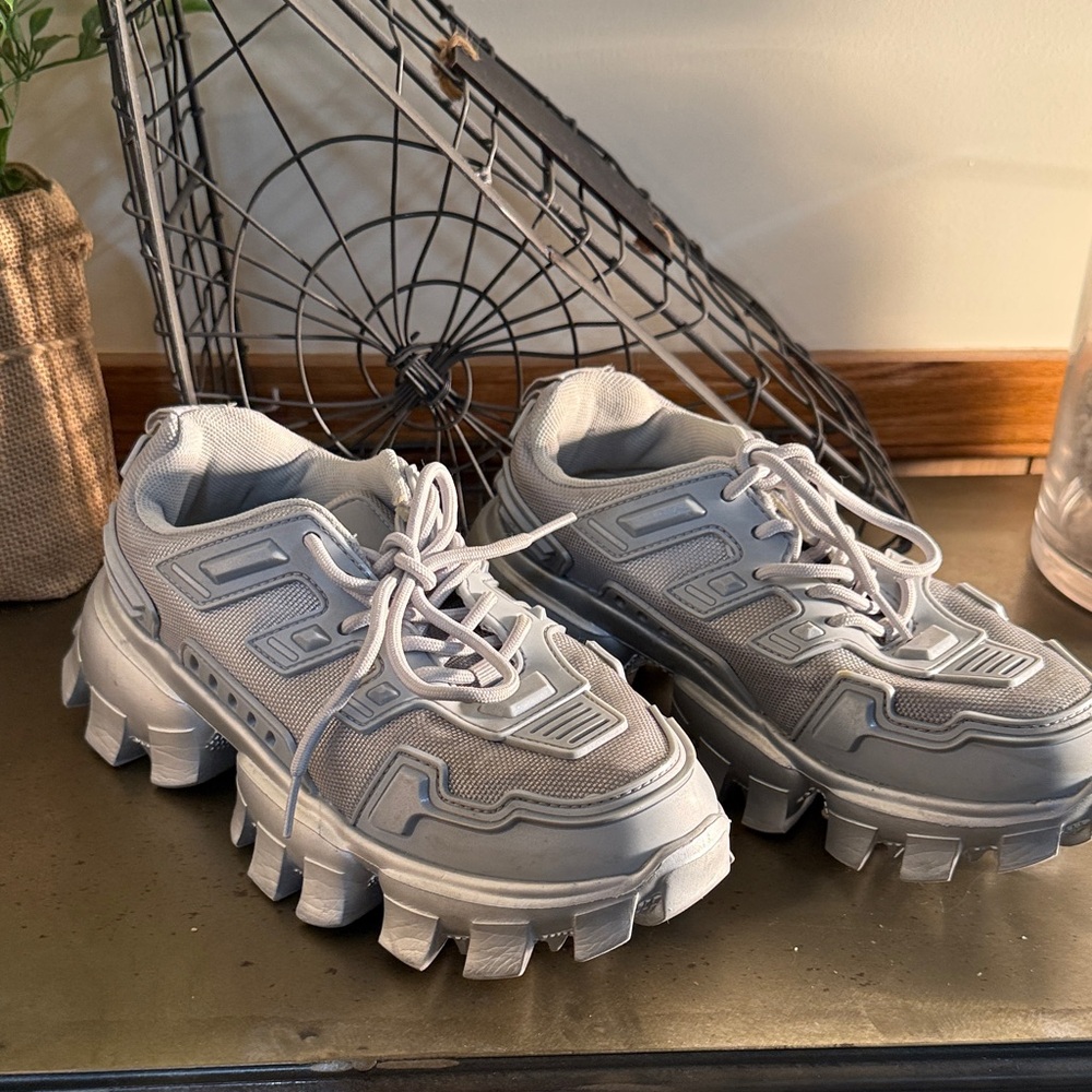 Steve Madden Ponced Gray Textured Sneakers